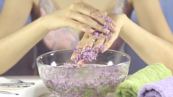 Manicure Spa Unhas Mãos Uma Mulher Banho Com Flores Sensualidade — Vídeo de Stock