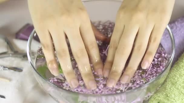 Handen Van Een Vrouw Een Bad Met Bloemen Manicure Nagel — Stockvideo