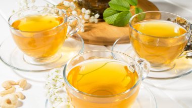 Meyve dilimli çiçek çayı. Bir fincan yeşil çay ve bir çaydanlık. Çay seremonisi, geleneksel içecek. Öğleden sonra çayı, ev gibi. Düz yatıyordu. Doğulu, rahat, hazırlık, sıcaklık, gelenek, Japon, yapraklı, bitkisel