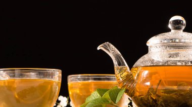 Bir fincan yeşil çay ve bir çaydanlık. Meyve dilimli çiçek çayı. Çay seremonisi, geleneksel içecek. Öğleden sonra çayı, ev gibi. Düz yatıyordu. Doğulu, rahat, hazırlık, sıcaklık, gelenek, Japon, yapraklı, bitkisel