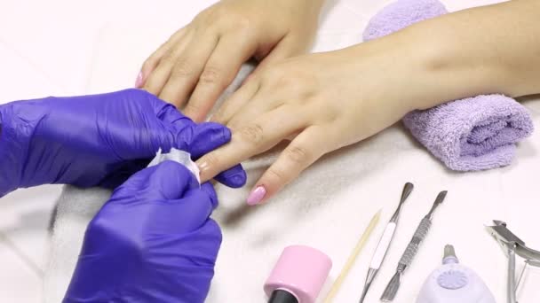 Manicuristen Tar Bort Nagellack Med Bomullspad Bort Det Klibbiga Lagret — Stockvideo