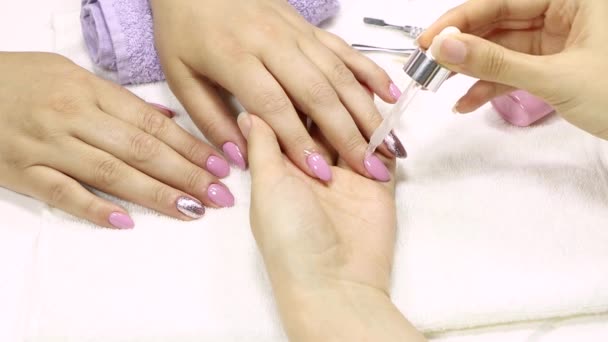 美容师在角质层涂上一层保湿油 Spa美发 护肤美容院修指甲的概念 漂亮的钉子柔软的皮肤天然粉红指甲 — 图库视频影像