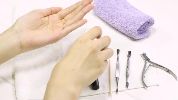 Kvinna Applicerar Ett Desinfektionsmedel Händerna Före Manikyr Applicera Rengöringsmedel Händerna — Stockvideo