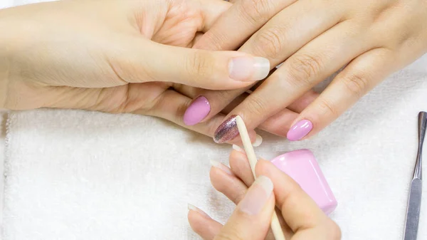 Manicura Mujer Esteticista Preparando Clavos Antes Manicura Empujando Las Cutículas — Foto de Stock