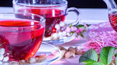 Cam bardakta kırmızı amber çayı. Çay saati: çay, çarşaf, karkade, rooibos. Doğulu, samimi, tören, gelenek, Japon, yapraklı, hygge, sonbahar, saat 5: 00, öğleden sonra çayı