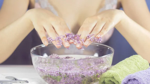 Mãos Uma Mulher Banho Com Flores Manicure Spa Unhas Sensualidade — Fotografia de Stock