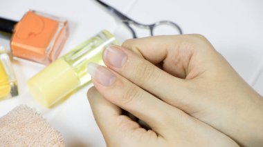 Manikür. Tırnaklarının uzunluğunu seç. Uzun ve kısa tırnakları karşılaştır. Başparmak. Tırnak, jest, hijyen, spa, kozmetik, cilt, tedavi, bakım, ev, güzellik tedavisi.
