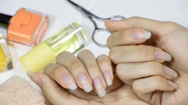 Manicura Uñas Naturales Largas Uñas Pálidas Quebradizas Azuladas Haz Propia — Foto de Stock