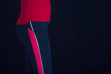 Moda Spor Giyim. Uzun Kadın Bacaklarını Çoraplara Sığdır. Siyah ve kırmızı taytlı seksi bir kızın bacakları. Model-up. Spor kıyafetleri giyiyordu. Hamilelikten sonraki iyileşme rakamları. Kilo kaybı, sağlıklı yaşam tarzı.