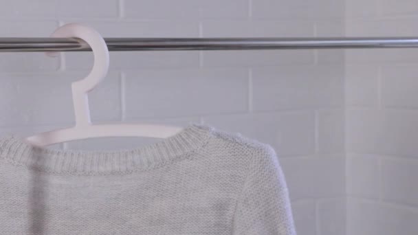 Accrochez Des Vêtements Sur Cintre Pulls Tricotés Sur Cintres Faire — Video