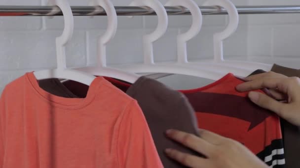 Een Vrouw Sorteert Kleren Een Hanger Kies Een Outfit Kleren — Stockvideo