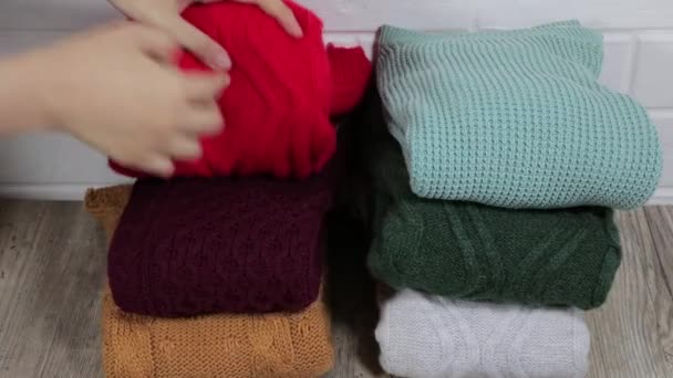 Женщина Создает Беспорядок Одежде Смятая Аккуратно Свернутая Одежда Хранение Одежды — стоковое видео