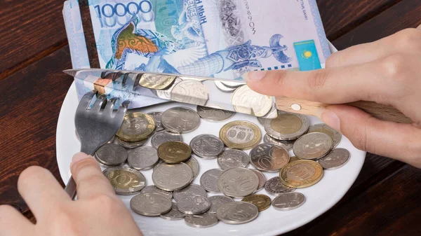 Bıçakla bir tabakta bir parça para kes. Tenge, Kazakistan. Kavram, canlı ücret. Ekonomi, Orta Asya. Bütçeyi kesmek, bölüşmek, yolsuzluk, rüşvet. Kriz, enflasyon, iş, finans