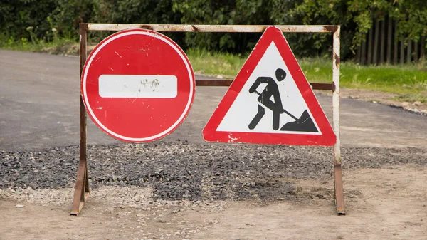 Yol tabelası. Tamir tabelası. Yolların tamiri. Asfalt yapmak için. İlerde Yol Kapandı ve inşaat sırasında bir caddede dikkat dağıtma işaretleri var. Trafik işareti yok.