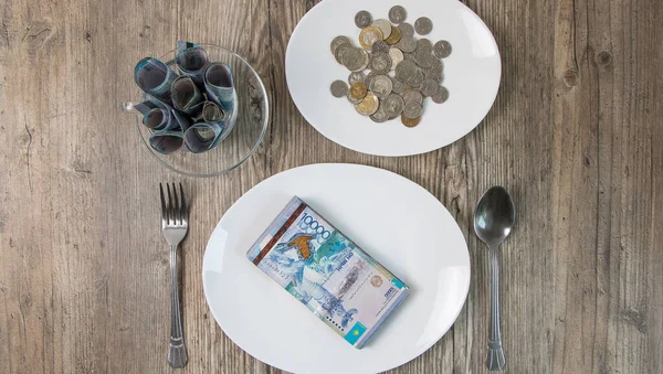 Деньги Тарелке Тенге Национальная Валюта Казахстана Концепция Прожиточный Минимум Экономика — стоковое фото
