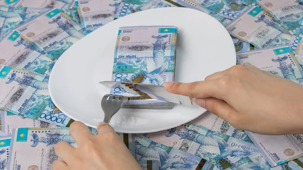 Bıçakla bir tabakta bir parça para kes. Tenge, Kazakistan. Kavram, canlı ücret. Ekonomi, Orta Asya. Bütçeyi kesmek, bölüşmek, yolsuzluk, rüşvet. Kriz, enflasyon, iş, finans