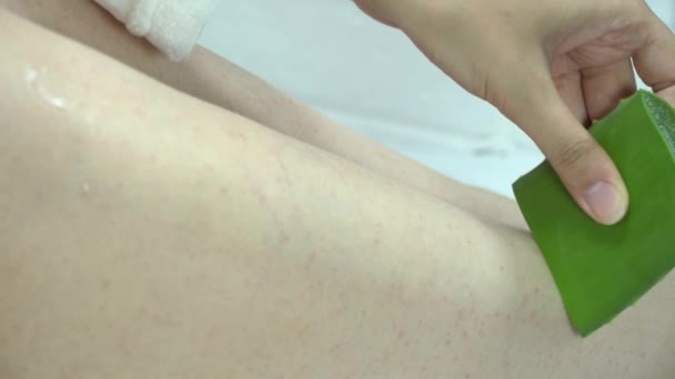 Woman Smears Piece Aloe Her Body Apply Aloe Juice Skin — Stock Video