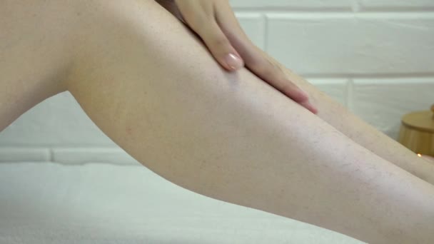 Bőrápolás Test Lábak Előkészítése Szőrtelenítés Eljárására Szőr Nők Lábán Testpozitív — Stock videók