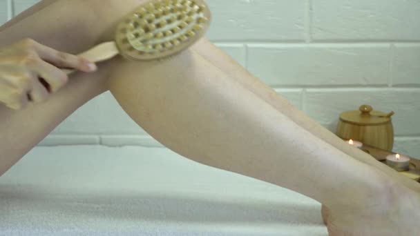 脱毛のための皮膚を準備します 自然な毛ブラシで剥離 乾いたブラシマッサージ イチゴの足角化症 ホームスキンケアとボディケア 毛深い足だ 美しいスリムな女性の足 — ストック動画
