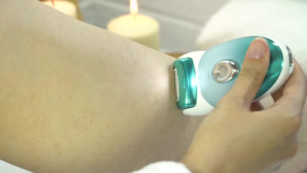 Młoda Kobieta Goląca Nogi Elektrycznym Depilatorem Kobieta Epilować Nogi Elektrycznym — Wideo stockowe