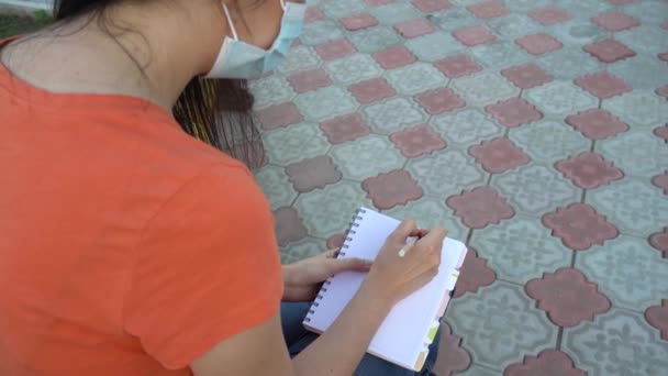 Dívka Lékařské Masce Píše Deníku Seznam Věcí Společenská Vzdálenost Distanční — Stock video