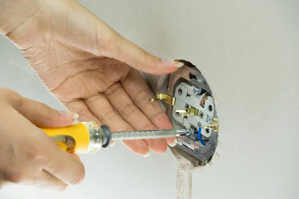 Mujer Repara Enchufe Eléctrico Con Destornillador Instalación Nuevo Enchufe Pared — Foto de Stock