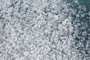 kar, arabanın dondurulmuş cam doku