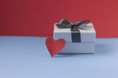 Sevgililer günü tatil, Sevgililer günü için hediye, mavi arka plan üzerinde kalp ve hediye kutusu için arka plan