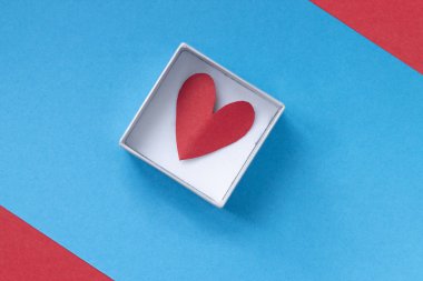 Sevgililer günü tatil, kalp üzerinde mavi arka plan, kalpler kırmızı ve mavi arka plan üzerinde birkaç için arka plan