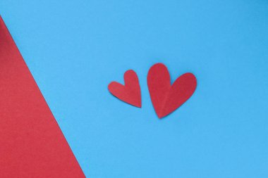 Sevgililer günü tatil, kalp üzerinde mavi arka plan, kalpler kırmızı ve mavi arka plan üzerinde birkaç için arka plan