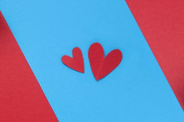 Sevgililer günü tatil, kalp üzerinde mavi arka plan, kalpler kırmızı ve mavi arka plan üzerinde birkaç için arka plan