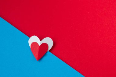 Sevgililer günü background.symbol love.white kalp kırmızı-mavi zemin üzerine. Sevgililer günü arka plan