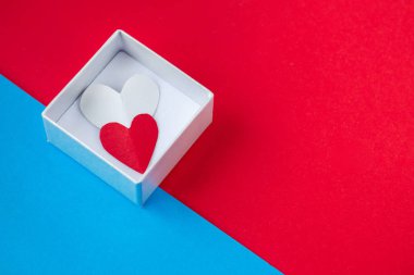 Sevgililer günü background.symbol love.white kalp kırmızı-mavi zemin üzerine. Sevgililer günü arka plan