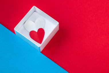 Sevgililer günü background.symbol love.white kalp kırmızı-mavi zemin üzerine. Sevgililer günü arka plan