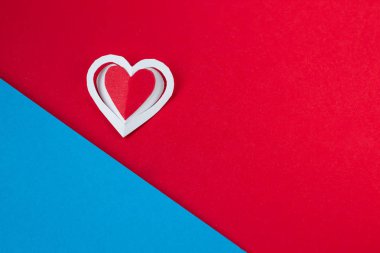Sevgililer günü background.symbol love.white kalp kırmızı-mavi zemin üzerine. Sevgililer günü arka plan