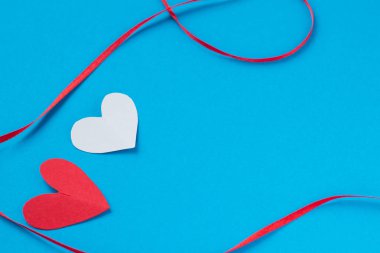 Sevgililer günü ve sekizinci Mart, gül yaprakları ve kalpler üstten mavi background.the görünüm için arka plan