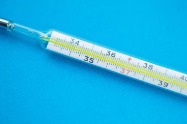 üzerinde mavi bir arka plan cam termometre tıbbi Merkür termometre. metin için yer