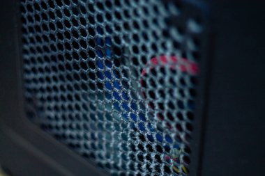 kirli bilgisayar kasası. Sistem birimi üzerinde toz katmanı. Bilgisayarınızdan ev toz temizleme zamanı