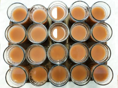 çok sayıda suyu, bolca suyu bir tepsi üzerinde gözlük gözlük