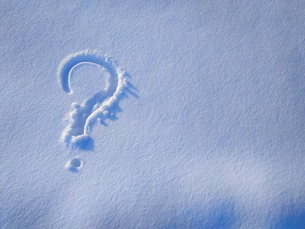 Signo de interrogación pintado en la nieve, deshielo, escarcha, fondo Fotos De Stock Sin Royalties Gratis