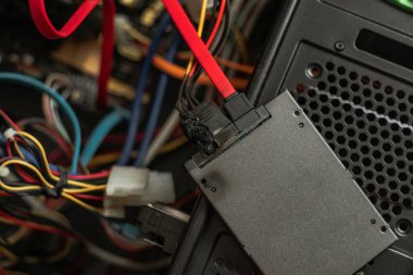 Yanmış ssd, yanmış bilgisayar kabloları, kısa devre, erimiş güç kablosu