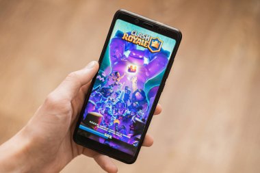 Clash Royale mobil oyunuyla el ele tutuşmak