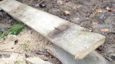 Tahtaları elektrikli testere ile kes.