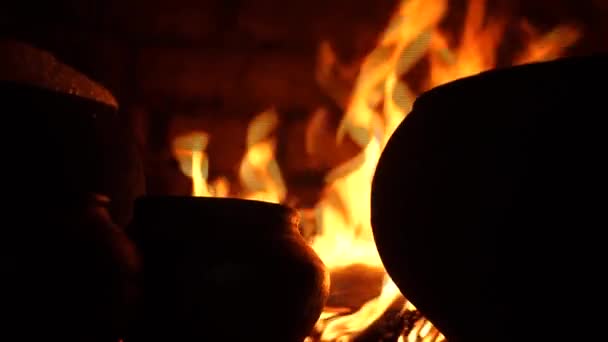 Queimando um fogo no fogão russo com o ferro fundido close-up — Vídeo de Stock