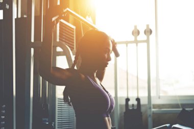 spor olarak Genç Asyalı kadın çalışma 