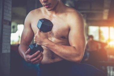 Güçlü adam ile halter salonunda egzersiz 