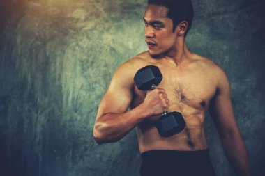 Güçlü adam ile halter salonunda egzersiz 