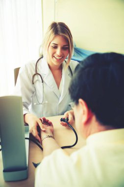 Doktor hastaya basınç ölçer