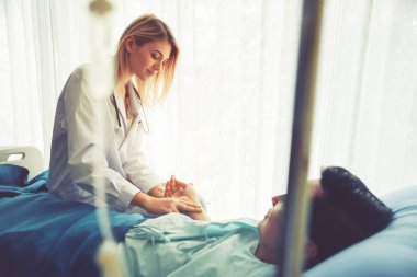 Doktor hastanın nabzını kontrol ediyor