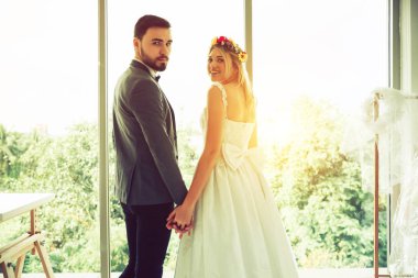 el ele tutuşarak mutlu evli çiftler